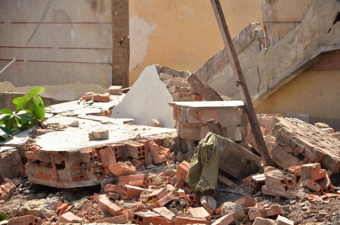 Bức tường đổ sập đè lên bé gái khiến nạn nhân tử vong (ảnh minh họa).