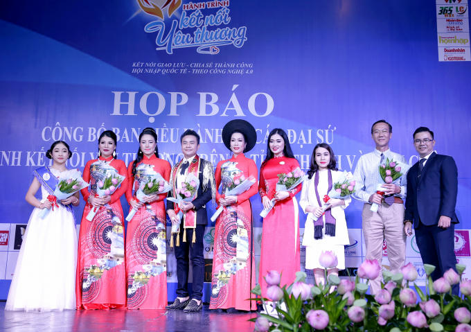 Các đại sứ của “Hành trình kết nối yêu thương”.
