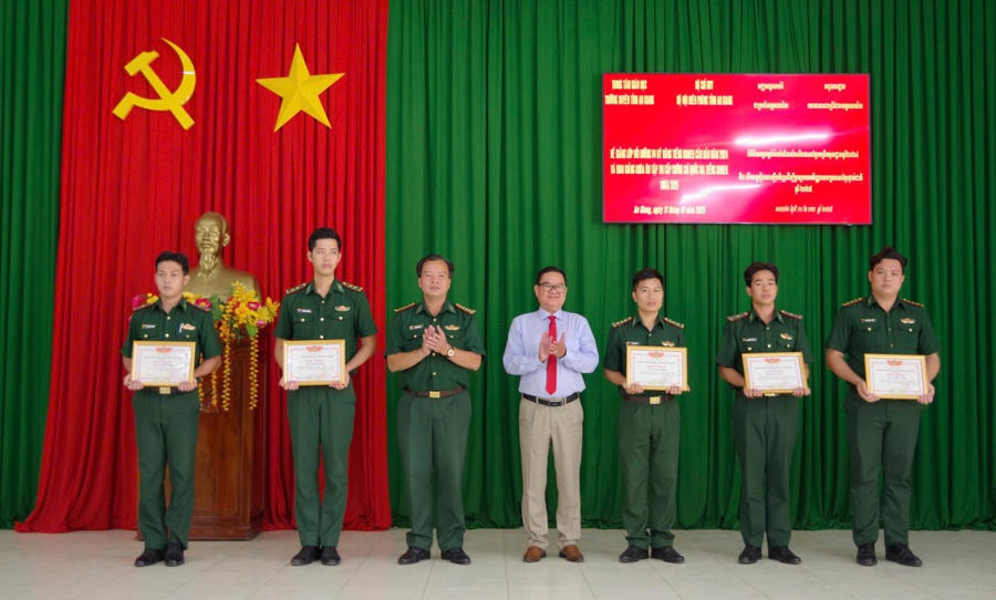 Tặng Giấy khen cho các học viên đạt thành tích