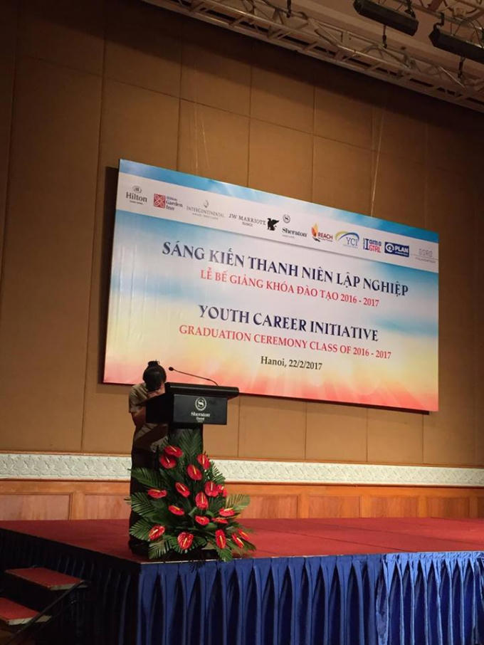 Hồi tưởng lại thời gian qua, em Nguyễn Thị Chi không kìm nổi xúc động. Được biết, Chi năm nay 22 tuổi, sinh ra và lớn lên tại Hà Tĩnh. Em bị mồ côi bố mẹ khi lên 3 tuổi, dưới em còn một em trai (tên Long), năm nay 18 tuổi. Ngày bố mẹ mất Chi và Long được bà ngoại đưa về nuôi.