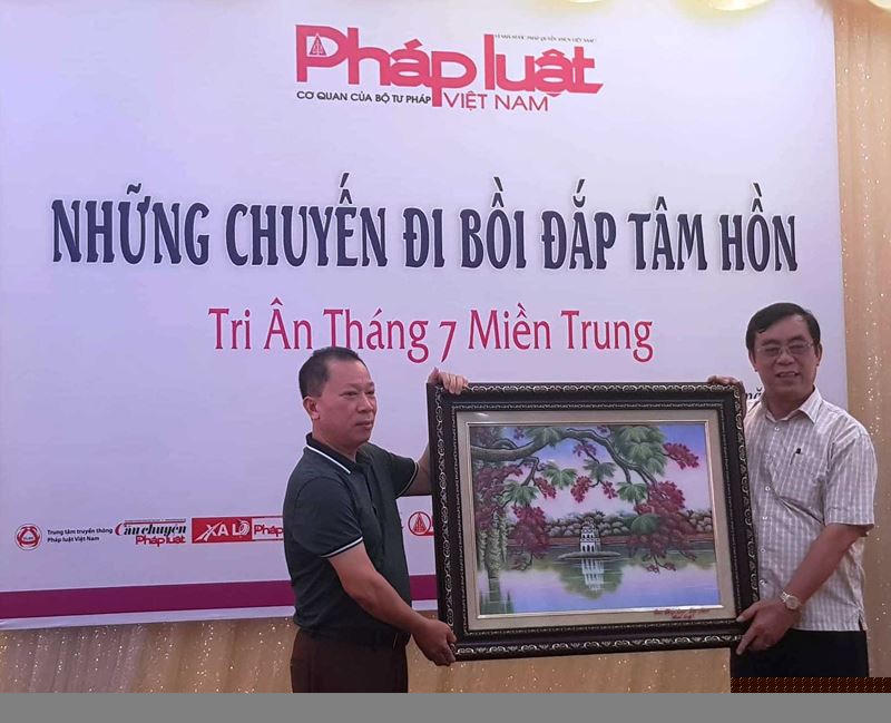 Tổng Biên tập Báo Pháp luật Việt Nam Đào Văn Hội trao tặng Phó Bí thư, Chủ tịch UBND tỉnh Quảng Trị Nguyễn Đức Chính bức tranh lưu niệm.