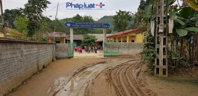 Vết xe tải nặng lún sâu khiến mặt đường vào trường học lầy lội.