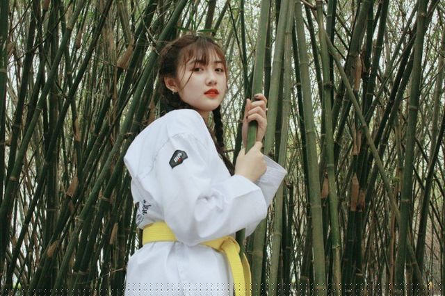 Linh sở hữu nét đẹp trong trẻo, ngọt ngào gieo thương nhớ cho bao chàng trai.