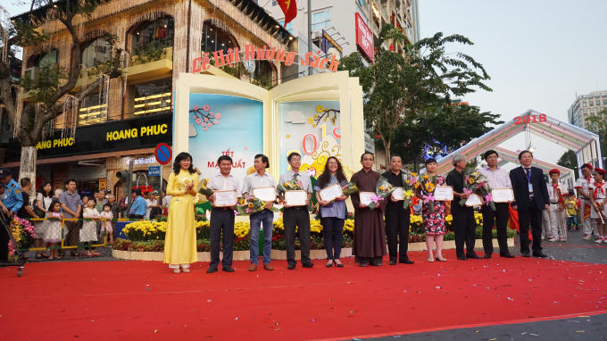 Trao giải bìa báo xuân tới các cơ quan báo chí đoạt giải.