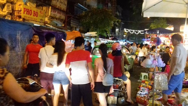 D&ograve;ng người đổ về mỗi l&uacute;c một đ&ocirc;ng tr&ecirc;n c&aacute;c con phố. Ảnh: Như Trường.