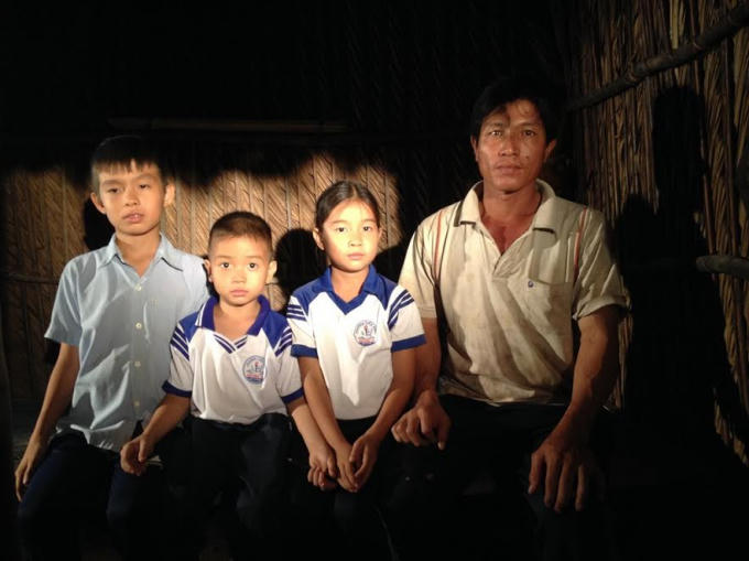 Từ khi vợ mất, một mình anh Ngang gồng gánh nuôi 3 đứa con thơ dại trong căn nhà lá dột nát.
