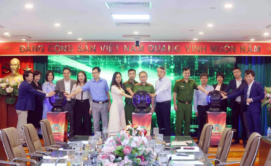 Các đại biểu bấm nút công bố thí điểm Cổng ký số tập trung trên nền tảng ứng dụng định danh và xác thực điện tử VNeID
