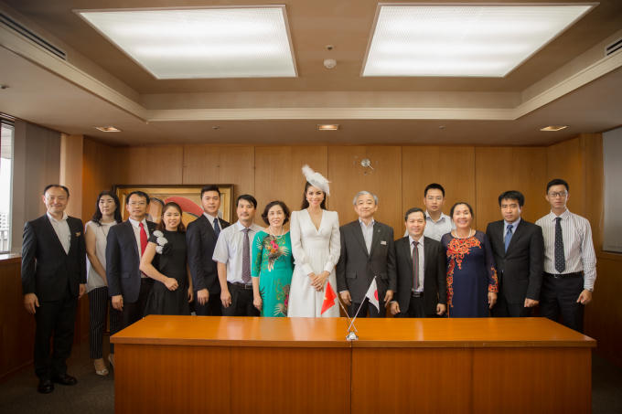 Phạm Hương và đoàn chụp ảnh tại tòa nhà hành chính tỉnh Fukuoka.