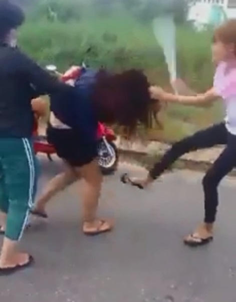 Vửa vụt tuýp sắt vừa đạp túi bụi.