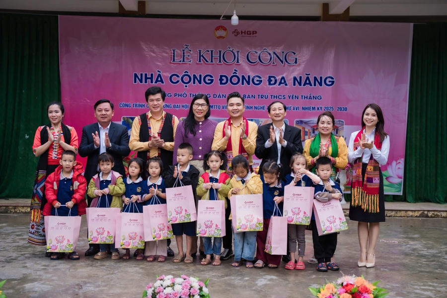 Trao tặng quà cho các em học sinh Trường Phổ thông DTBT THCS Yên Thắng.