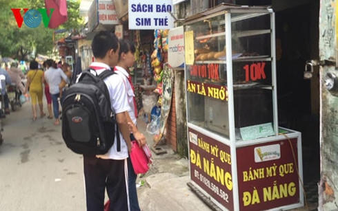 Theo thống kê từ Bộ Y tế, 70 - 80% số thực phẩm đường phố bị nhiễm khuẩn.