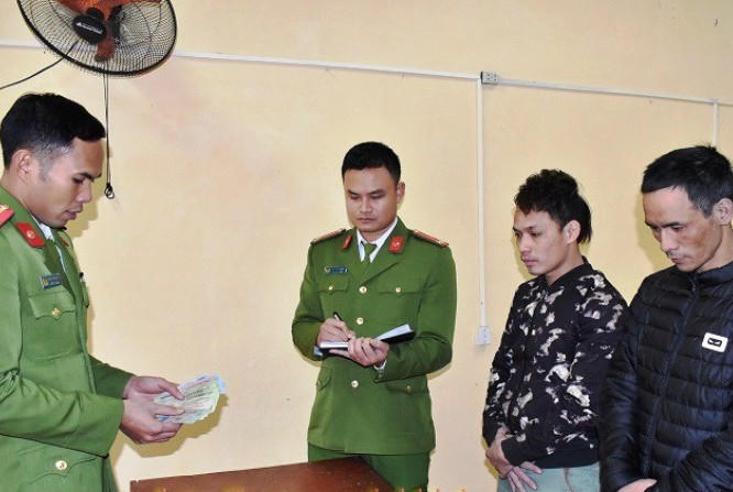 Hai đối tượng Quyền và Chung tại cơ quan công an.