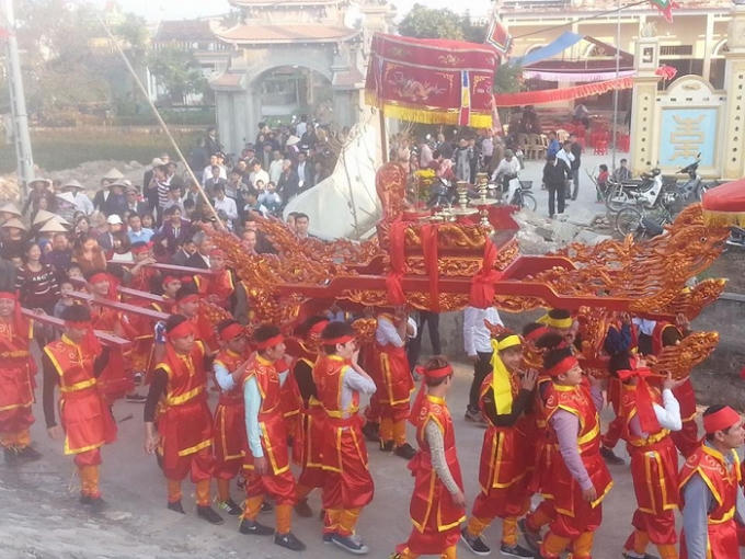 7h15, đoàn rước Thánh bắt đầu khởi hành từ đình Cổ Đam đến đền Yên Tất để rước Thánh.