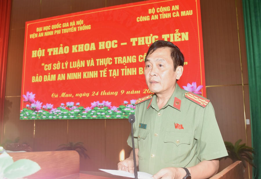 Đại tá, Thạc sĩ Hồ Việt Triều - Ủy viên Ban Thường vụ Tỉnh ủy, Bí thư Đảng ủy, Giám đốc Công an tỉnh Cà Mau, phát biểu chào mừng Hội thảo.