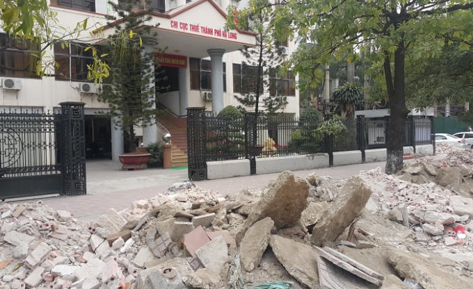 Chi Cục thuế TP Hạ Long bị “bủa vây” bởi các loại rác phế thải.