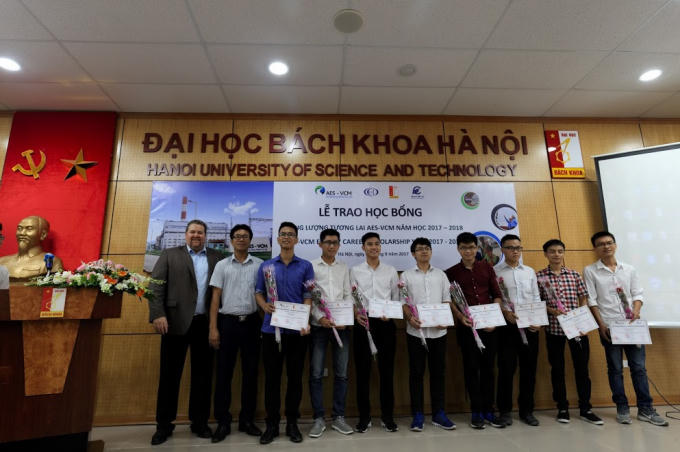 15 bạn học sinh xuất sắc đã được nhận học bổng trong buổi sáng nay 27/9.