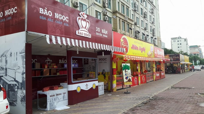 Để giải thích cho nhiều cửa hàng trong tình trạng "ế ẩm" thì chị Phạm Thị Lương nhân viên cửa hàng bánh của Bảo Ngọc cho hay, dù quầy hàng đã mở cửa từ gần 1 tháng nay nhưng lương khách hàng mua rất ít, theo nhận định của nhân viên này, do một phần suy thoái kinh tế, mọi năm các gia đình mua về để biếu, thế nhưng năm nay thì không chắc vì cắt giảm chi tiêu nhiều, dù giá cả rất phù hợp với túi tiền người dân.