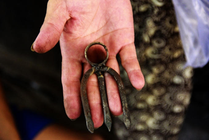 Những thứ mà các thợ rèn ở làng cổ Bao Vinh làm ra chủ yếu là các loại nông cụ như cuốc, xẻng, dao, rựa, cày, liềm hái...