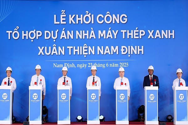 Các đại biểu thực hiện nghi thức khởi công dự án.