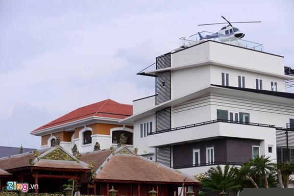 Chiếc máy bay mô hình được Bùi Xuân Thành thiết kế đậu trên nóc biệt thự khiến người dân khu vực xôn xao về độ ăn chơi của đại gia này. Ảnh Internet.
