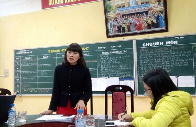 Bà Nguyễn Thị Nguyệt trao đổi với báo chí.