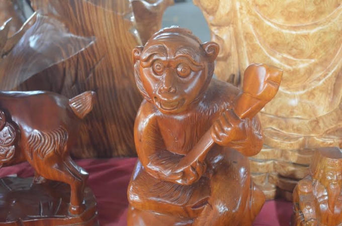 Sự đa dạng trong tượng gỗ tại Hội chợ