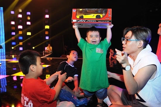 Đại Nhân luôn theo sát Ku Tin trong quá trình luyện tập.