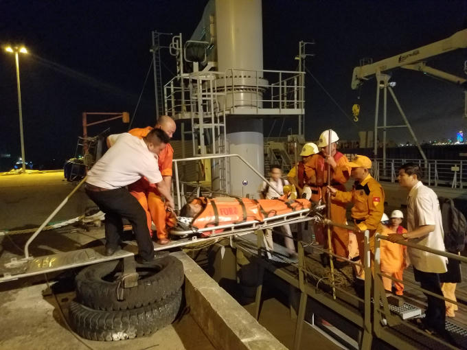 Thuyền viên người Philippines được đưa lên bờ cấp cứu.