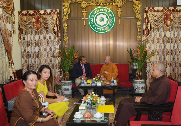 Phó Đại sứ Pakistan tại Việt Nam Qamr AbbasKhokhar cũng đã tới thăm và chào xã giao Chư tôn đức Giáo Hội Phật Giáo Việt Nam.