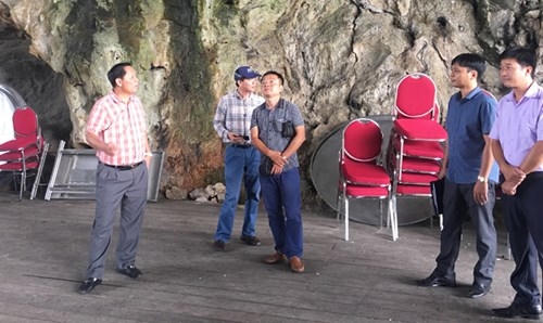 Bàn ghế và trang thiết bị vẫn nằm ngổn ngang trong hang Trống trước mắt đoàn thị sát của Ban quản lý vịnh sáng 5/9.