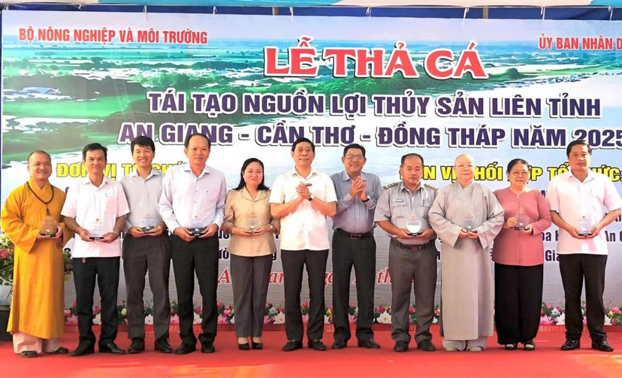 Phó Cục trưởng Cục Thủy sản và Kiểm ngư, Bộ Nông nghiệp và Môi trường Nguyễn Quang Hùng (thứ 6 từ trái qua) và Phó Chủ tịch UBND tỉnh An Giang Ngô Công Thức (thứ 5 từ phải qua) trao tặng kỷ niệm chương cho các tập thể, cá nhân