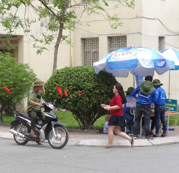 Một thí sinh khác, cũng "vô tư" mặc váy ngắn vào phòng thi.