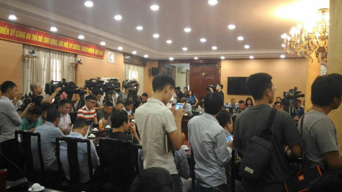 Theo ghi nhận của PV, từ 2h, khoảng 50 ph&oacute;ng vi&ecirc;n từ c&aacute;c cơ quan b&aacute;o ch&iacute; đ&atilde; c&oacute; mặt để ghi nhận sự việc.