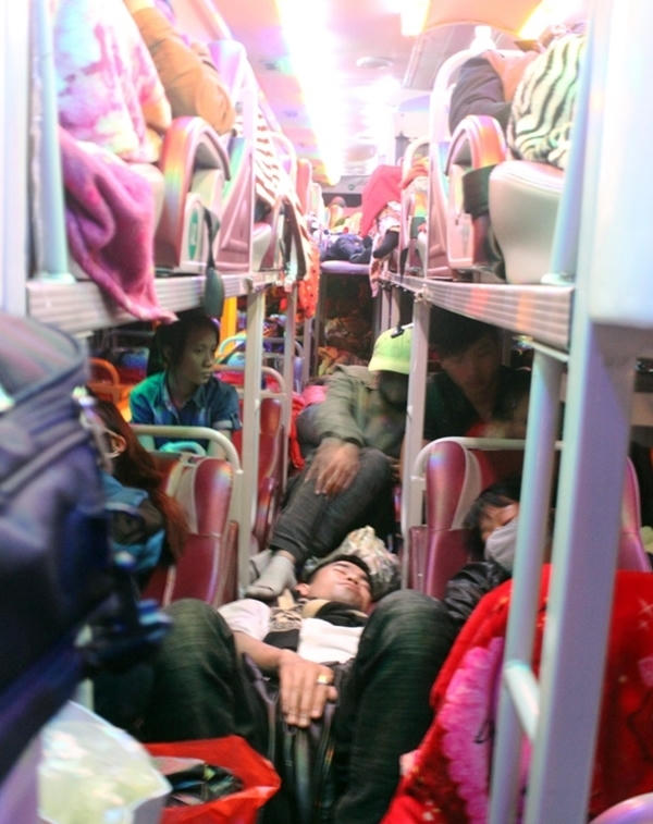 Xe khách nhồi nhét người nằm trên khắp lối đi. Ảnh:PT