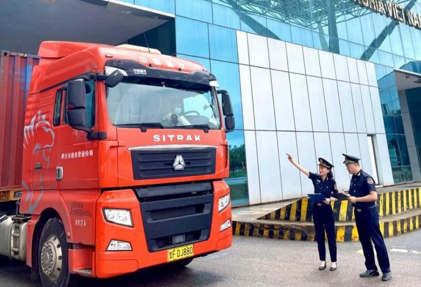 Hàng hóa thông quan qua cửa khẩu Bắc Luân II.