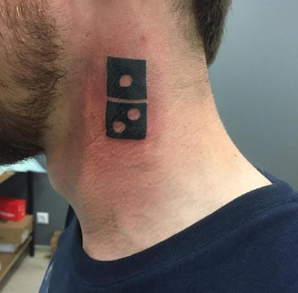 Người d&acirc;n đổ x&ocirc; đi xăm logo h&atilde;ng để được ăn pizza miễn ph&iacute; trọn đời