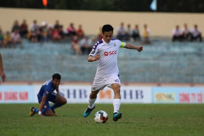 Đội trưởng Văn Quyết sút hỏng quả phạt 11m khiến CLB Hà Nội thua đau Yangon United ngay trên sân nhà. Ảnh: VPF