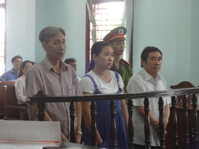 Dũng và các bị cáo tại phiên tòa.