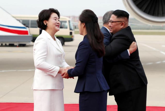Tổng thống Hàn Quốc Moon Jae-in và nhà lãnh đạo Kim Jong-un trao nhau cái ôm nồng hậu.