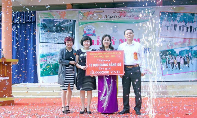 Trao tặng nhà trường 10 bục giảng bằng gỗ.