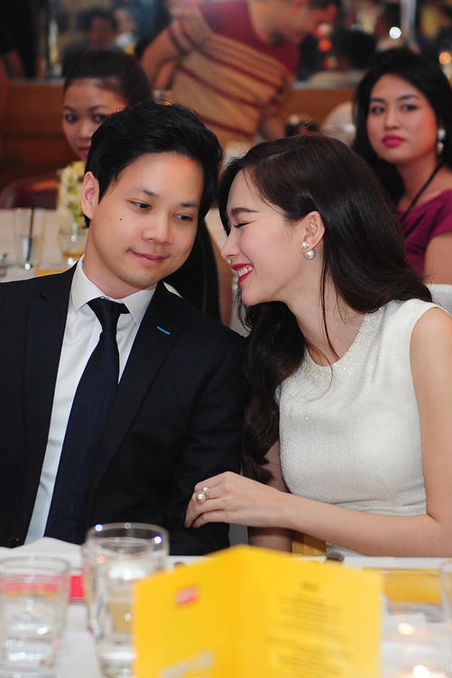 Cả 2 người luôn dành cho nhau những cử chỉ tình cảm thân mật trước báo giới. Ảnh: internet.