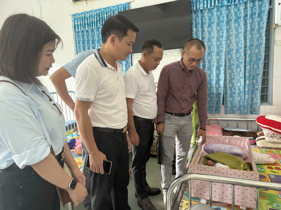 Tại chùa Đức Sơn, các em được nuôi dưỡng trong một môi trường bình yên, tràn đầy tình thương yêu từ các sư cô.
