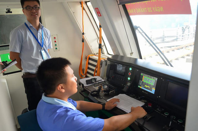 Vận hành các đoàn tàu và hệ thống đường sắt trong giai đoạn đầu là các nhân lực người Trung Quốc.