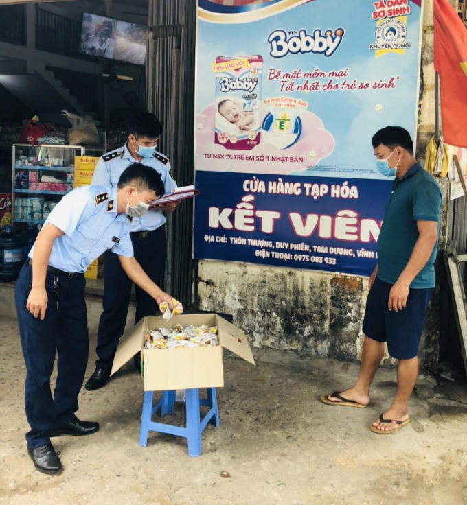 Phát hiện cơ sở kinh doanh bánh trung thu Trung Quốc nhập lậu. Ảnh Cục QLTT Vĩnh Phúc