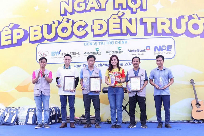 Ông Nguyễn Thành Công, Trưởng Ban tổ chức trao biểu trưng ghi nhận sự đồng hành của Nhãn hàng Number 1- Công ty Tân Hiệp Phát và các tổ chức, doanh nghiệp.