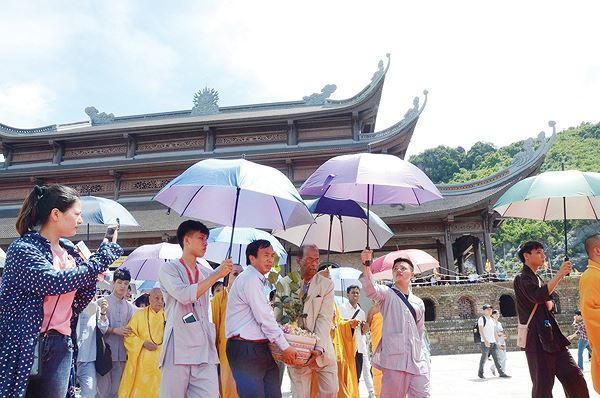 Ông Nguyễn Văn Trường cùng các tăng ni phật tử đón cây Bồ Đề Vĩ Đại Cát Tường từ Quốc đảo Sri Lanka về chùa Tam Chúc Ảnh: Minh Đức. 