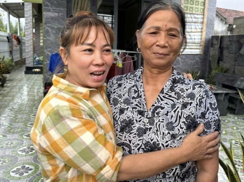Chị Trần Thị Hoa vui mừng cảm ơn bà Bùi Thị Yên. Ảnh: Hải Dương