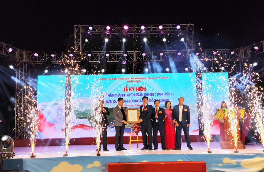 Lãnh đạo Thị trấn Nghèn nhận Quyết định công nhận đô thị loại IV. Ảnh: Ngô Đức Hành