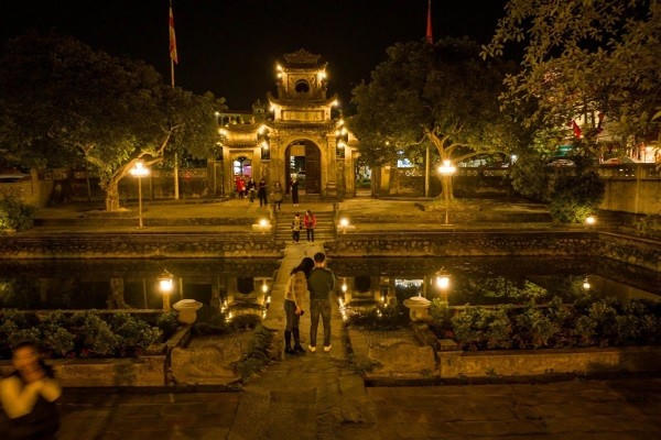 Chùa Chuông lunh linh dưới ánh đèn.