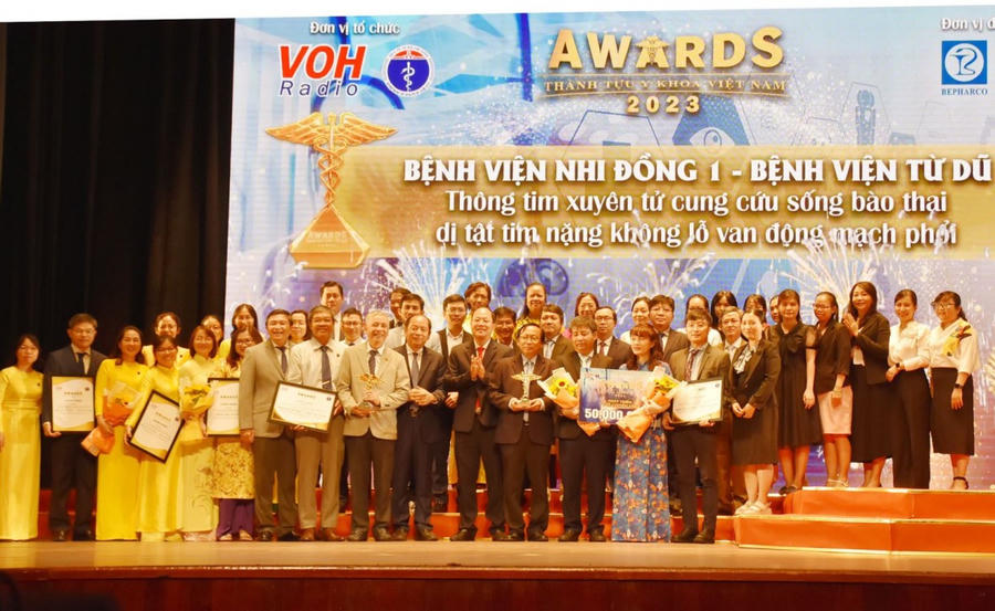 Thông tim xuyên tử cung cứu sống bào thai dị tật tim nặng không lỗ van động mạch phổi lần đầu tiên thực hiện tại Việt Nam được vinh danh Thành tựu y khoa Việt Nam năm 2023.